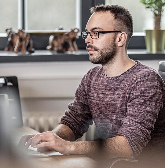 Entwickler Alex beim Arbeiten